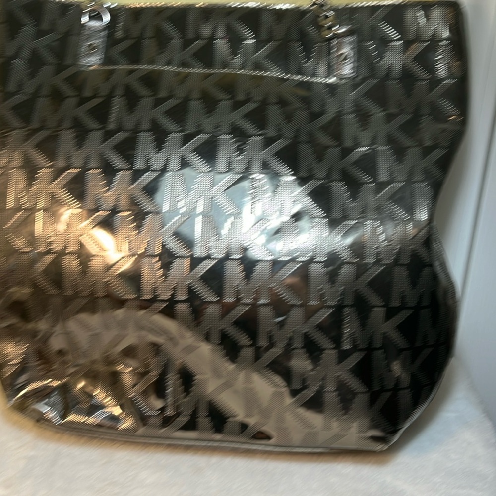 Michael Kors bag chain, and leather handles outside pocket six inside pockets